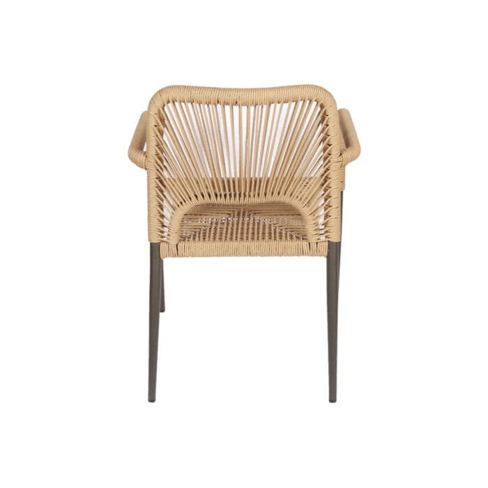 Detalle de la Silla Kimo con tejido de cuerda sintética en color capuchino y estructura de aluminio